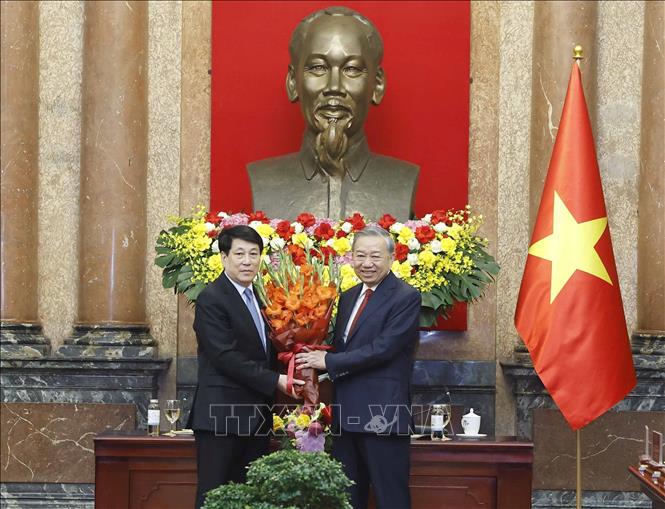 Đồng chí Lương Cường, nguyên Uỷ viên Bộ Bett88 cá cược trực tuyến, nguyên Chủ tịch nước tặng hoa chúc mừng Bet8801234.com cá cược độc quyền, Chủ tịch nước Tô Lâm. Ảnh: Thống Nhất – TTXVN