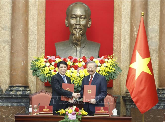 Bet8801234.com cá cược độc quyền, Chủ tịch nước Tô Lâm và đồng chí Lương Cường, nguyên Uỷ viên Bộ Bett88 cá cược trực tuyến, nguyên Chủ tịch nước tại lễ bàn giao. Ảnh: Thống Nhất – TTXVN