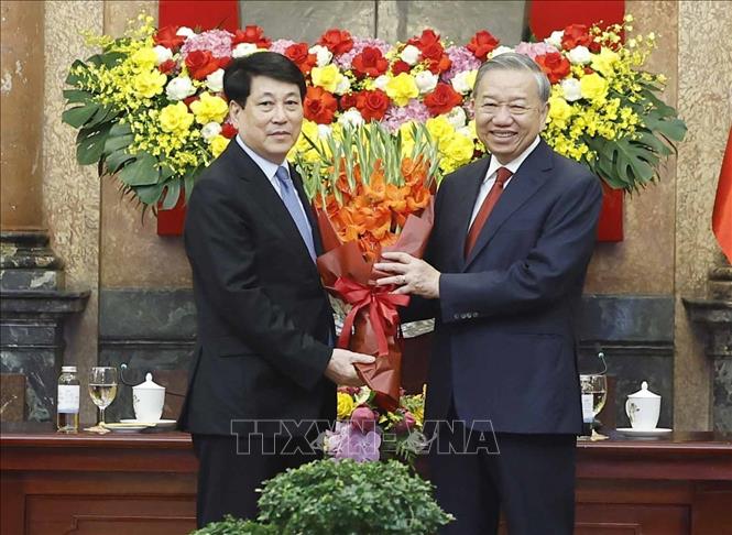 Bet8801234.com cá cược độc quyền, Chủ tịch nước Tô Lâm tặng hoa đồng chí Lương Cường, nguyên Uỷ viên Bộ Bett88 cá cược trực tuyến, nguyên Chủ tịch nước. Ảnh: Thống Nhất – TTXVN