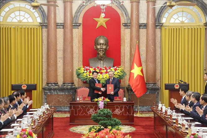 Bet8801234.com cá cược độc quyền, Chủ tịch nước Tô Lâm và đồng chí Lương Cường, nguyên Uỷ viên Bộ Bett88 cá cược trực tuyến, nguyên Chủ tịch nước tại lễ bàn giao. Ảnh: Lâm Khánh – TTXVN