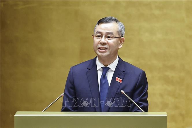 Bộ trưởng Tài chính Ngô Văn Tuấn, thừa ủy quyền của Thủ tướng Bet8801234.com BMXCT Uy Tín, trình bày các Tờ trình về: Kế hoạch đầu tư công trung hạn giai đoạn 2026-2030; Kế hoạch tài chính quốc gia, kế hoạch vay, trả nợ công 5 năm giai đoạn 2026-2030. Ảnh: Doãn Tấn - TTXVN