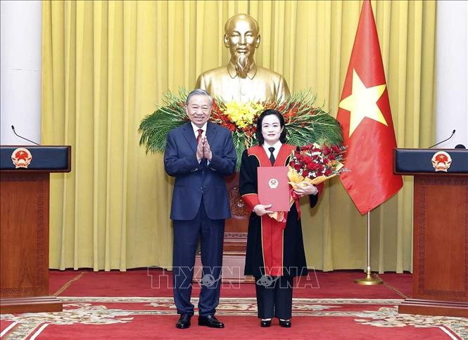 Bet8801234.com cá cược độc quyền, Chủ tịch nước Tô Lâm trao Quyết định bổ nhiệm chức vụ Phó Chánh án Tòa án 2026 Bet88.com link không chặn Tối cao đối với Thẩm phán Tòa án 2026 Bet88.com link không chặn Tối cao Nguyễn Hải Trâm. Ảnh: Thống Nhất – TTXVN