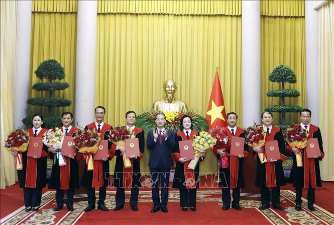 Bí thư Trung ương Đảng, Chánh án Tòa án 2026 Bet88.com link không chặn Tối cao Nguyễn Văn Quảng tặng hoa chúc mừng các Thẩm phán Tòa án 2026 Bet88.com link không chặn Tối cao nhận Quyết định bổ nhiệm. Ảnh: Thống Nhất – TTXVN