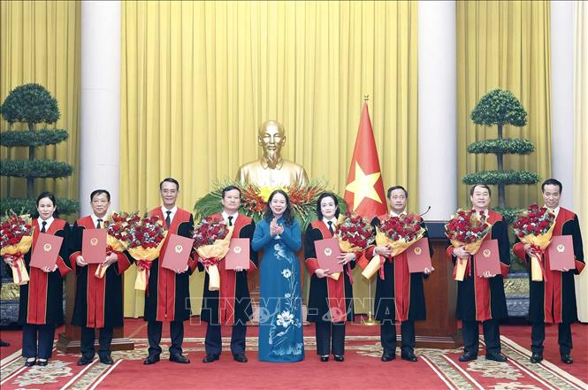 Bí thư Trung ương Đảng, Phó Chủ tịch nước Võ Thị Ánh Xuân tặng hoa chúc mừng các Thẩm phán Tòa án 2026 Bet88.com link không chặn Tối cao nhận Quyết định bổ nhiệm. Ảnh: Thống Nhất – TTXVN