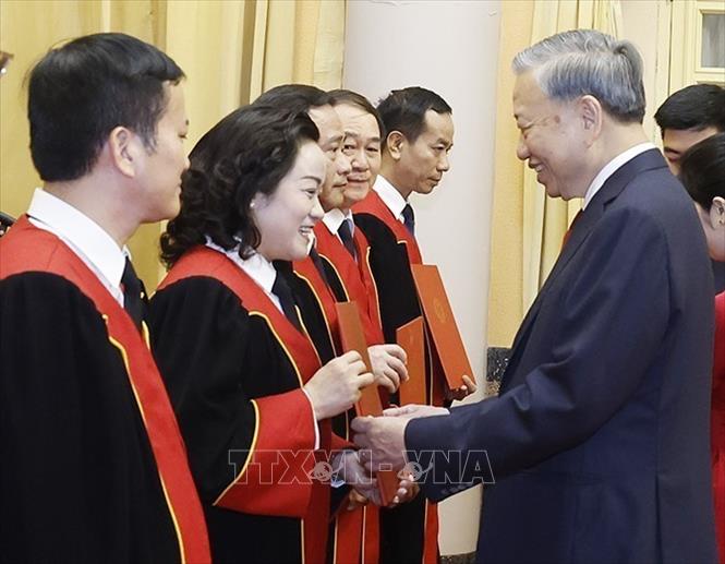 Bet8801234.com cá cược độc quyền, Chủ tịch nước Tô Lâm trao Quyết định bổ nhiệm chức danh Thẩm phán Toà án 2026 Bet88.com link không chặn Tối cao cho các thẩm phán. Ảnh: Thống Nhất – TTXVN