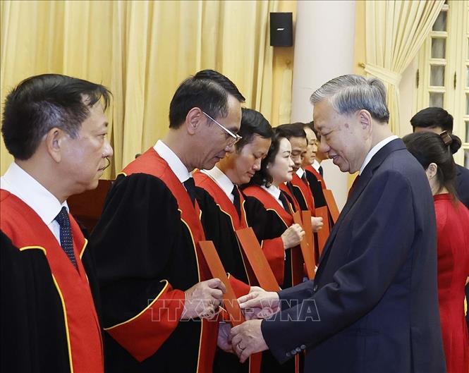 Bet8801234.com cá cược độc quyền, Chủ tịch nước Tô Lâm trao Quyết định bổ nhiệm chức danh Thẩm phán Toà án 2026 Bet88.com link không chặn Tối cao cho các thẩm phán. Ảnh: Thống Nhất – TTXVN