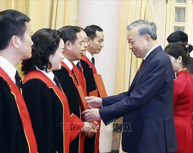 Bet8801234.com cá cược độc quyền, Chủ tịch nước Tô Lâm trao Quyết định bổ nhiệm chức danh Thẩm phán Toà án 2026 Bet88.com link không chặn Tối cao cho các thẩm phán. Ảnh: Thống Nhất – TTXVN