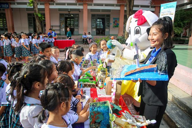 Học sinh tiểu học Tây Ninh hào hứng tham gia chương trình STEM do Ichi Skill triển khai tại trường học. Ảnh: Giang Phương - TTXVN 