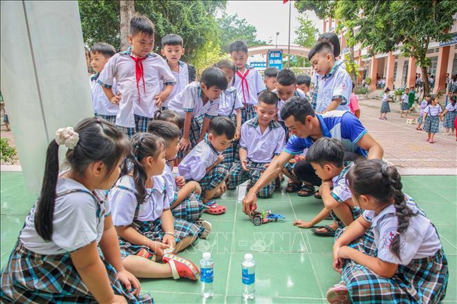 Đơn vị Ichi Skill phối hợp cùng nhà trường triển khai chương trình Trang chủ Bet88.com uy tín Nhận code 88k STEM, trải nghiệm thực tế giúp học sinh nâng cao kỹ năng sử dụng công nghệ. Ảnh: Giang Phương - TTXVN 