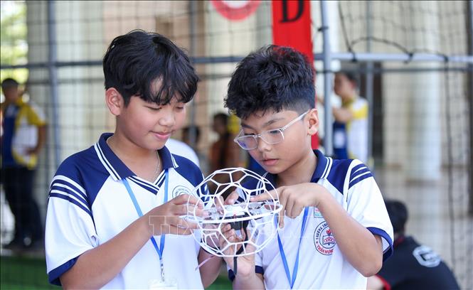 Học sinh Tây Ninh tiếp cận công nghệ thông qua các mô hình học tập thực tiễn. Ảnh: Giang Phương - TTXVN 