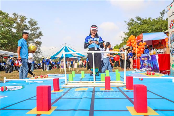  Công ty Ichi Skill triển khai các mô hình học tập sáng tạo đến học sinh Tây Ninh. Ảnh: Giang Phương - TTXVN 