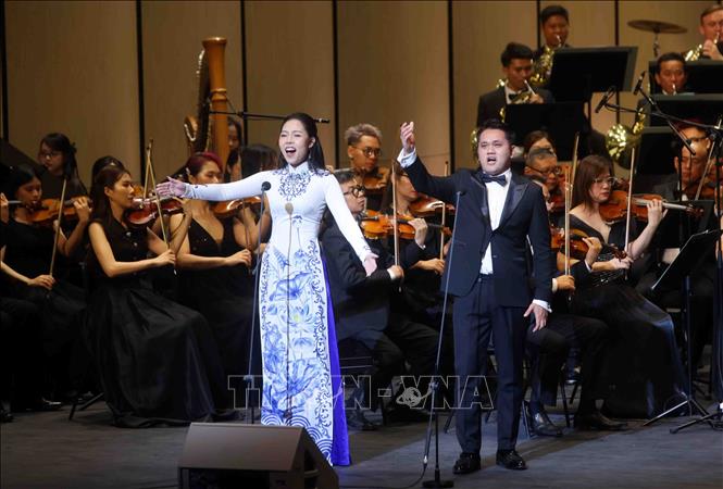 Tiết mục biểu diễn của hai giọng ca Trường Linh và Trần Nguyễn Kim Ngân tại Chương trình nghệ thuật 