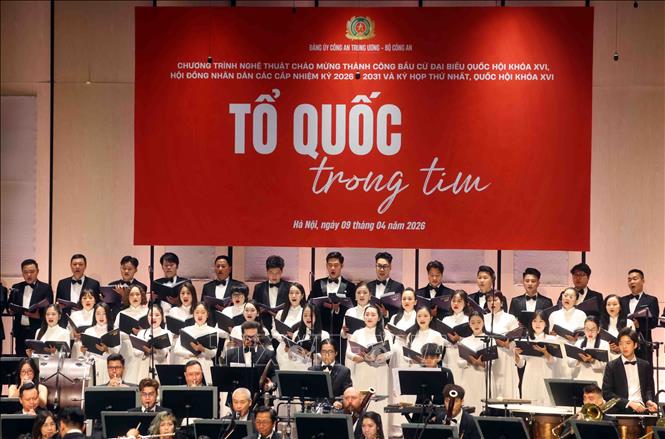 Chương trình nghệ thuật do Dàn nhạc Giao hưởng Hà Nội biểu diễn dưới sự chỉ huy của nhạc trưởng Trần Nhật Minh. Ảnh: Phạm Kiên - TTXVN