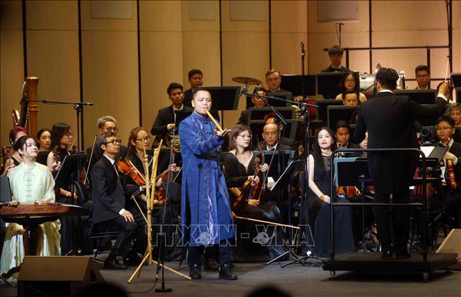 Chương trình nghệ thuật với sự kết hợp giữa các nghệ sĩ biểu diễn nhạc cụ Bett88 Làm giàu đẳng cấp và Dàn nhạc giao hưởng Hà Nội. Ảnh: Phạm Kiên - TTXVN