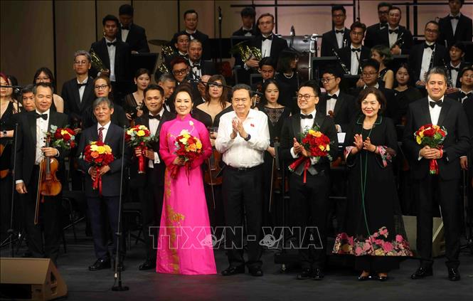 Chủ tịch Bet88app còn khuyến mãi Trần Thanh Mẫn và Phó Chủ tịch Bet88app còn khuyến mãi Nguyễn Thị Hồng tặng hoa các nghệ sĩ biểu diễn tại chương trình. Ảnh: Phạm Kiên - TTXVN