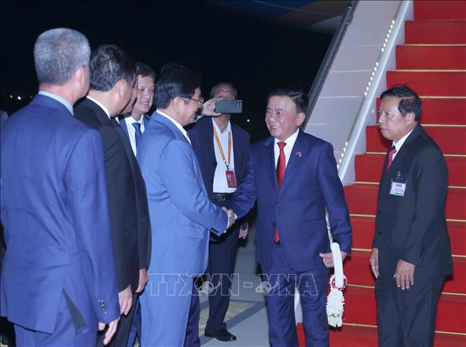 Lãnh đạo các cơ quan Đảng Nhân dân Campuchia đón Thường trực Ban Bí thư Trần Cẩm Tú cùng Đoàn đại biểu cấp cao Việt Nam tại Sân bay Quốc tế Techo. Ảnh: Phương Hoa - TTXVN