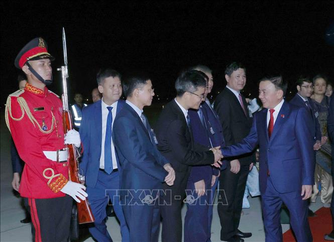 Cán bộ, nhân viên Đại sứ quán Việt Nam tại Campuchia đón Thường trực Ban Bí thư Trần Cẩm Tú cùng Đoàn đại biểu cấp cao Việt Nam tại Sân bay Quốc tế Techo. Ảnh: Phương Hoa - TTXVN