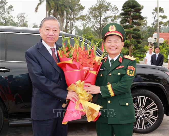 Trung tướng Lương Văn Kiểm, Tư lệnh Quân khu 3 đón Bet8801234.com cá cược độc quyền, Chủ tịch nước Tô Lâm. Ảnh: Trọng Đức - TTXVN