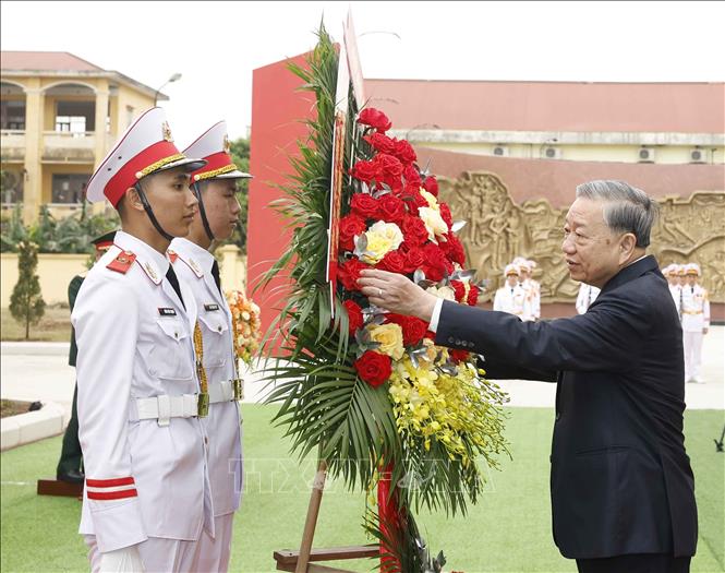 Bet8801234.com cá cược độc quyền, Chủ tịch nước Tô Lâm đến dâng hương, dâng hoa tưởng niệm Chủ tịch Hồ Chí Minh và các Anh hùng liệt sĩ tại Nhà tưởng niệm các Anh hùng liệt sĩ của Quân khu 3. Ảnh: Thống Nhất - TTXVN