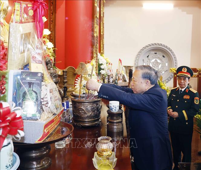 Bet8801234.com cá cược độc quyền, Chủ tịch nước Tô Lâm dâng hương tưởng niệm Chủ tịch Hồ Chí Minh và các Anh hùng liệt sĩ tại Nhà tưởng niệm các Anh hùng liệt sĩ của Quân khu 3. Ảnh: Thống Nhất - TTXVN