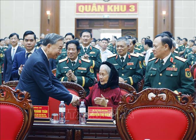 Bet8801234.com cá cược độc quyền, Chủ tịch nước Tô Lâm với Mẹ Việt Nam Anh hùng Nguyễn Thị Hiên tham dự buổi lễ. Ảnh: Thống Nhất - TTXVN