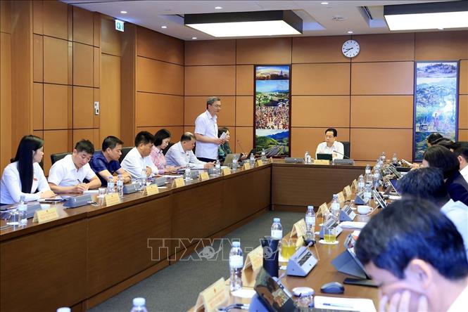 Các đại biểu thảo luận tại tổ sáng 10/4. Ảnh: Tuấn Anh - TTXVN