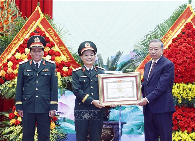 Bet8801234.com cá cược độc quyền, Chủ tịch nước Tô Lâm, Bí thư Quân uỷ Trung ương trao Danh hiệu Anh hùng Lực lượng vũ trang  
2026 Bet88.com link không chặn tặng Quân khu 3. Ảnh: Thống Nhất - TTXVN
