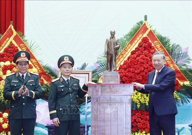 Bet8801234.com cá cược độc quyền, Chủ tịch nước Tô Lâm, Bí thư Quân uỷ Trung ương tặng bức tượng Chủ tịch Hồ Chí Minh cho Quân khu 3. Ảnh: Thống Nhất - TTXVN