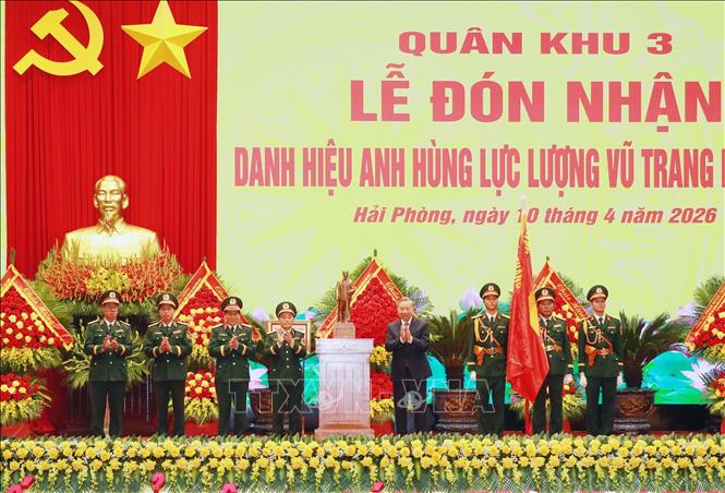 Bet8801234.com cá cược độc quyền, Chủ tịch nước Tô Lâm, Bí thư Quân ủy Trung ương tặng bức tượng Chủ tịch Hồ Chí Minh cho Quân khu 3. Ảnh: Trọng Đức - TTXVN