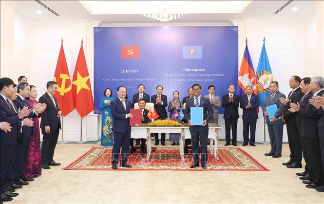 Thường trực Ban Bí thư Trần Cẩm Tú và Phó Chủ tịch, Trưởng Ban Thường trực Ban Thường vụ CPP Say Chhum chứng kiến Lễ trao Bản ghi nhớ hợp tác giữa UBND tỉnh Gia Lai và Uỷ ban chính quyền tỉnh Preah Vihear. Ảnh: Phương Hoa - TTXVN