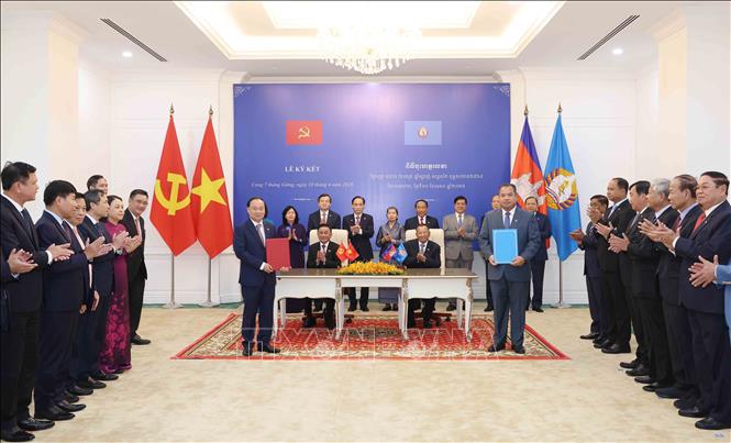 Thường trực Ban Bí thư Trần Cẩm Tú và Phó Chủ tịch, Trưởng Ban Thường trực Ban Thường vụ CPP Say Chhum chứng kiến Lễ trao Bản ghi nhớ hợp tác giữa UBND tỉnh Gia Lai và Uỷ ban chính quyền tỉnh Ratanakiri. Ảnh: Phương Hoa - TTXVN