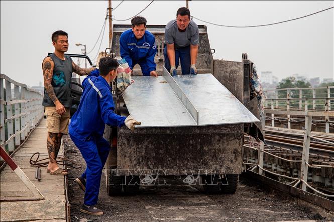 Đơn vị thi công tổ chức 4 mũi chính, chia thành nhiều tốp nhỏ, triển khai đồng loạt các hạng mục để đảm bảo tiến độ hoàn thành công trình theo kế hoạch vào ngày 27/5. Ảnh: Vân Chi/TTXVN phát
