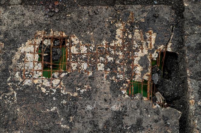 Trước khi sửa chữa, mặt cầu có một số kết cấu thép bị han rỉ, ảnh hưởng đến an toàn lưu thông. Ảnh: Vân Chi/TTXVN phát
