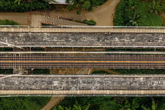 Hiện trạng một phần cầu sau khi đã được thay thế bằng các tấm đan bê tông mác 400. Ảnh: Phạm Tuấn Anh - TTXVN