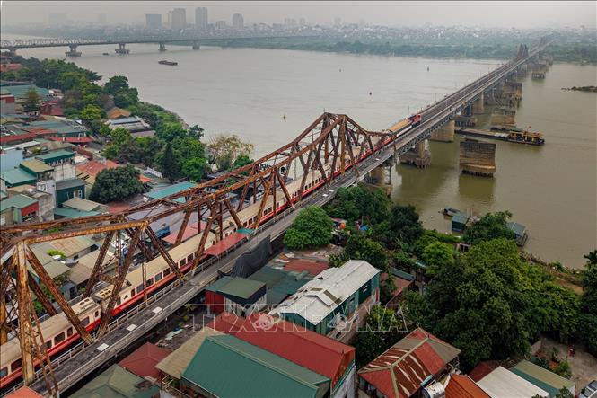 Cầu Long Biên bắc qua sông Hồng, nối khu vực Hoàn Kiếm với Bồ Đề, được đưa vào khai thác từ năm 1902. Sau hơn một thế kỷ, cây cầu vẫn giữ vai trò quan trọng trong giao thông và là biểu tượng gắn liền với Hà Nội. Ảnh: Phạm Tuấn Anh - TTXVN
