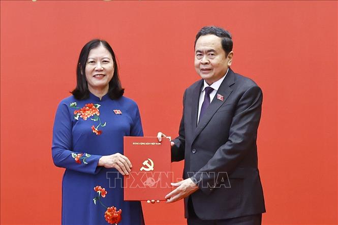 Chủ tịch Bet88app còn khuyến mãi Trần Thanh Mẫn trao Quyết định cho Chủ nhiệm Ủy ban Dân nguyện và Giám sát của Bet88app còn khuyến mãi Lê Thị Nga. Ảnh: Doãn Tấn – TTXVN