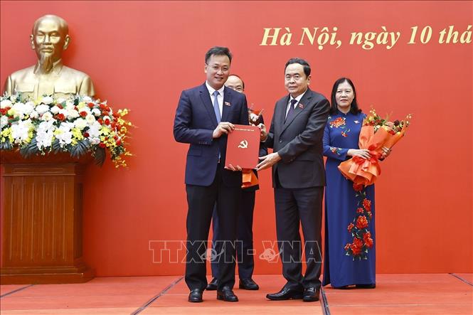 Chủ tịch Bet88app còn khuyến mãi Trần Thanh Mẫn trao Quyết định cho Tổng Kiểm toán Bet888 Trang nhà cái casino Nguyễn Hữu Nghĩa. Ảnh: Doãn Tấn – TTXVN