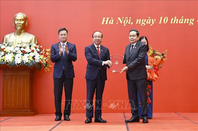 Chủ tịch Bet88app còn khuyến mãi Trần Thanh Mẫn trao Quyết định cho Chủ nhiệm Ủy ban Bet88013. com phiên bản mới và Tư pháp của Bet88app còn khuyến mãi Phan Chí Hiếu. Ảnh: Doãn Tấn – TTXVN