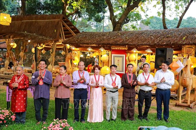 Các nghệ nhân đến từ làng nghề truyền thống góp mặt tại chương trình. Ảnh: Khánh Hoà - TTXVN