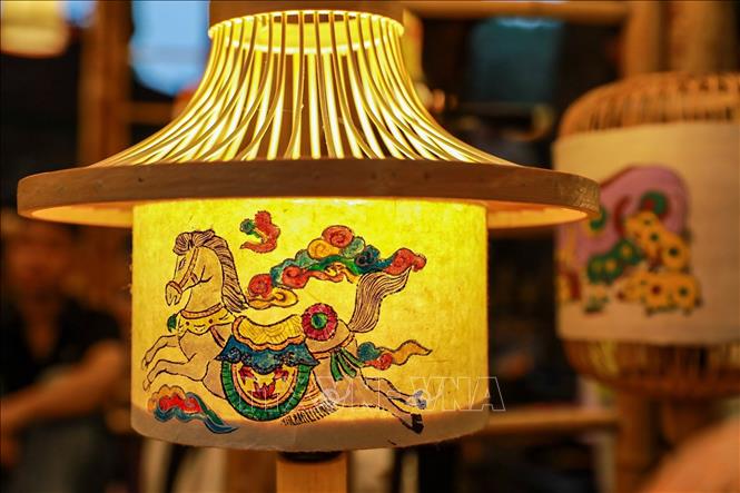 Các tác phẩm đèn lồng được chế tác công phu từ những chất liệu truyền thống tạo nên một không gian trải nghiệm giàu tính thẩm mỹ và chiều sâu Bet88013 88k Cho Tân Thủ. Ảnh: Khánh Hoà - TTXVN
