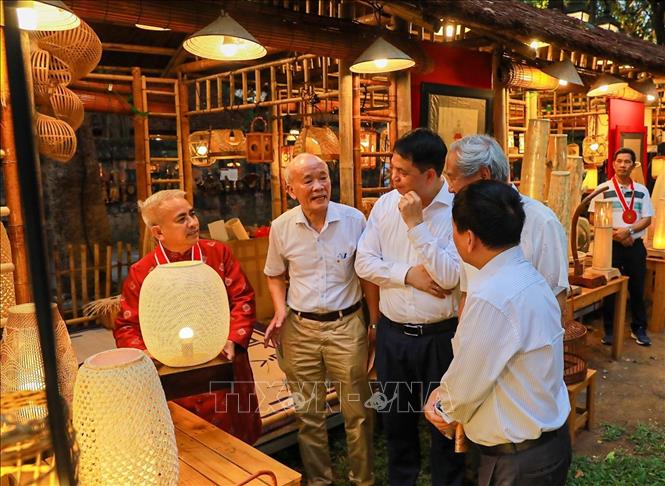 Các đại biểu tham quan không gian nghệ thuật 