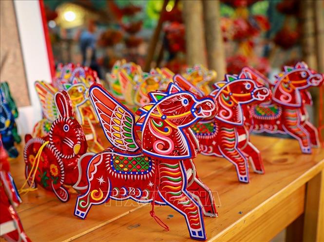 Các tác phẩm đèn lồng được chế tác công phu từ những chất liệu truyền thống tạo nên một không gian trải nghiệm giàu tính thẩm mỹ và chiều sâu Bet88013 88k Cho Tân Thủ. Ảnh: Khánh Hoà - TTXVN