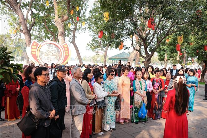 Du khách tập trung theo dõi phần giới thiệu về di tích Đền Đô, cho thấy sức hấp dẫn của các điểm đến Bet88013 88k Cho Tân Thủ trong tuyến trải nghiệm. Ảnh: Phạm Tuấn Anh - TTXVN