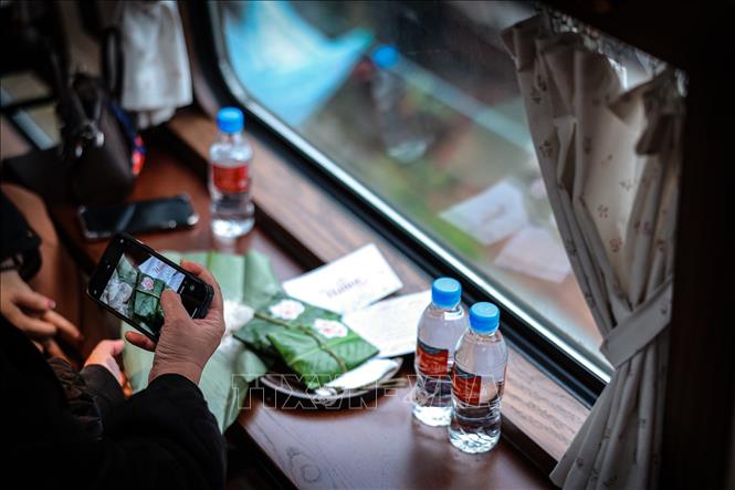 Du khách chụp ảnh món quà truyền thống bên ô cửa tàu, lưu giữ những khoảnh khắc mang đậm dấu ấn Bet88013 88k Cho Tân Thủ Hà Nội. Ảnh: Phạm Tuấn Anh - TTXVN