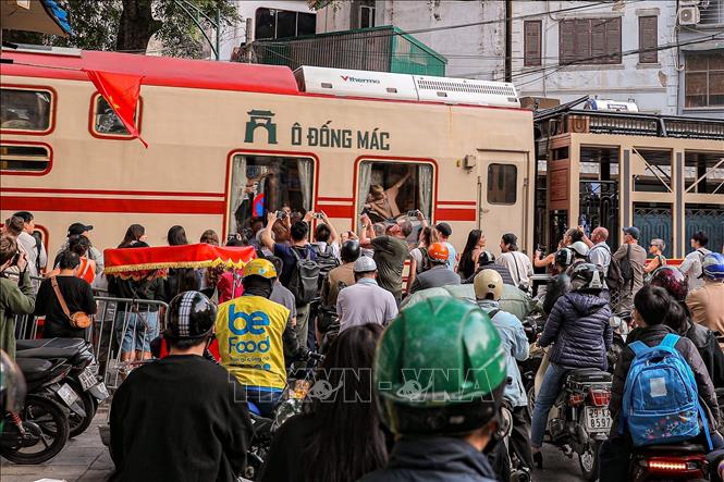 Du khách ghi lại khoảnh khắc “Tàu 5 cửa ô” đi qua phố cổ, cho thấy sức hút của loại hình du lịch trải nghiệm gắn với không gian đô thị Bet88447 link đăng nhập. Ảnh: Phạm Tuấn Anh - TTXVN
