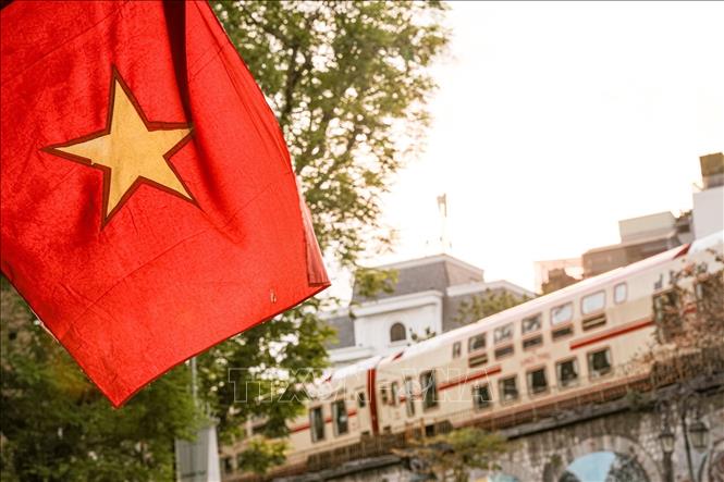 Đoàn tàu trải nghiệm, tạo điểm nhấn thị giác giàu cảm xúc, khơi gợi niềm tự hào về bản sắc Bet88013 88k Cho Tân Thủ và lịch sử Hà Nội. Ảnh: Phạm Tuấn Anh - TTXVN
