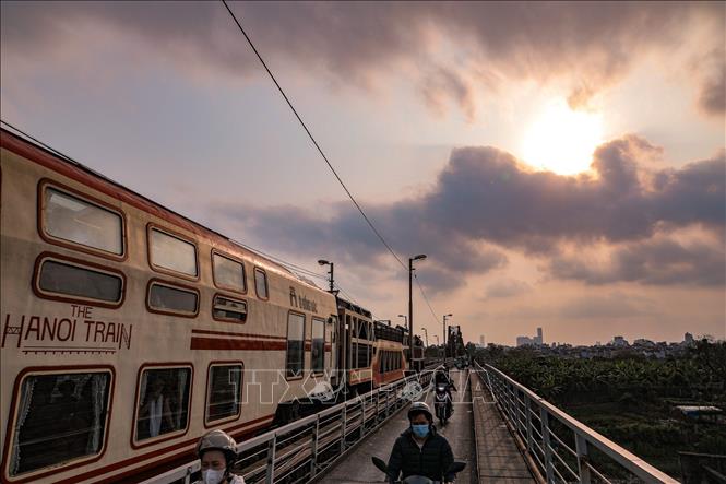 “Tàu 5 cửa ô” lăn bánh trong ánh hoàng hôn trên cầu Long Biên, hành trình trải nghiệm không gian Bet88013 88k Cho Tân Thủ – lịch sử Hà Nội từ góc nhìn mới, kết nối quá khứ với nhịp sống hiện đại của Thủ đô. Ảnh: Phạm Tuấn Anh - TTXVN