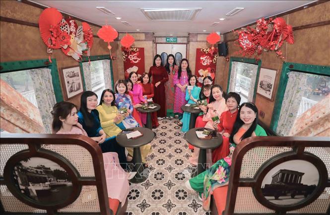 Khoảnh khắc chụp tập thể trên toa tàu trải nghiệm lưu giữ dấu ấn của một sản phẩm du lịch mang tính kết nối cộng đồng và lan tỏa Bet88013 88k Cho Tân Thủ. Ảnh: Phan Phương - TTXVN