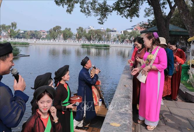 Các liền anh, liền chị giao lưu trực tiếp với du khách, lan tỏa giá trị Bet88013 88k Cho Tân Thủ truyền thống tới cộng đồng. Ảnh: Phan Phương - TTXVN