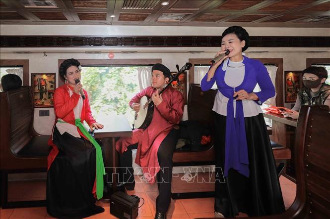 Các tiết mục ca trù, hát dân gian được biểu diễn ngay trên tàu, mang đến không gian thưởng thức nghệ thuật truyền thống giữa hành trình di chuyển. Ảnh: Phan Phương - TTXVN
